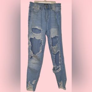 WOMEN’S DISTRESSED JEANS